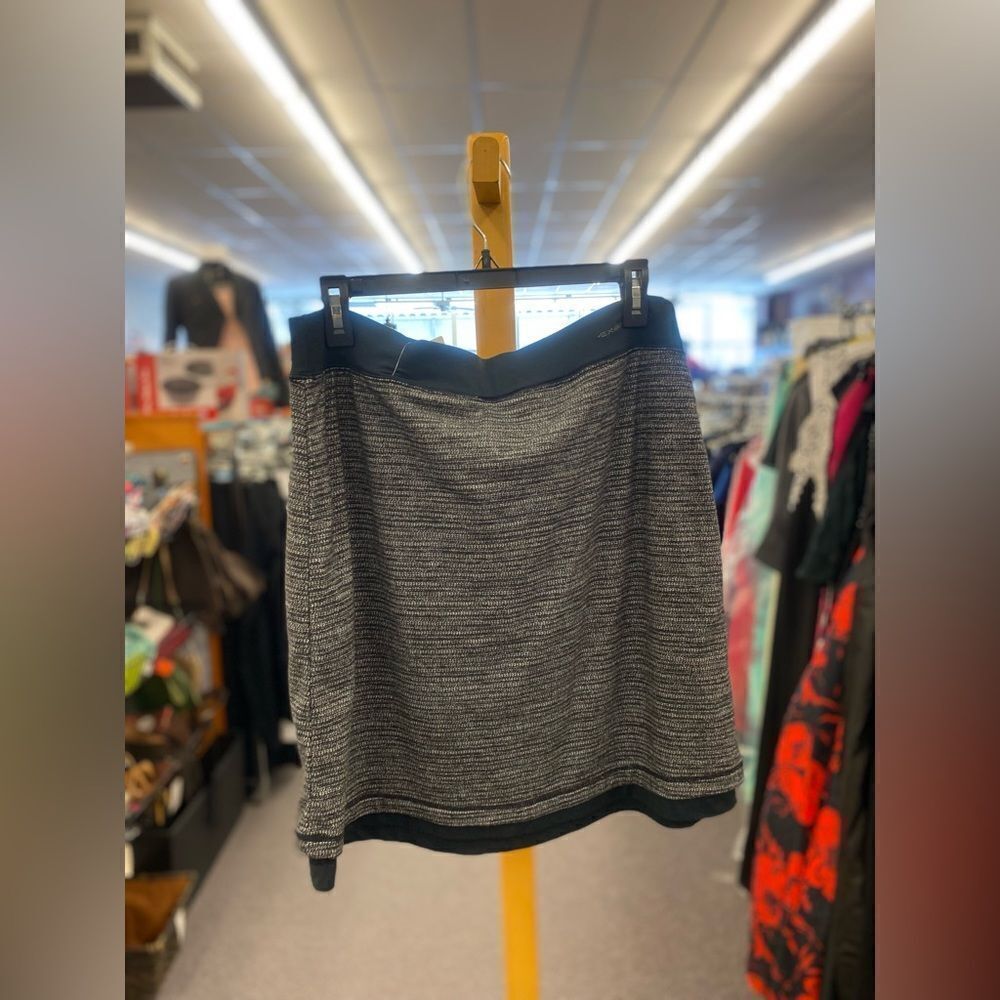 🛍️Exoffivio Ladies Med Gray & Black Skirt